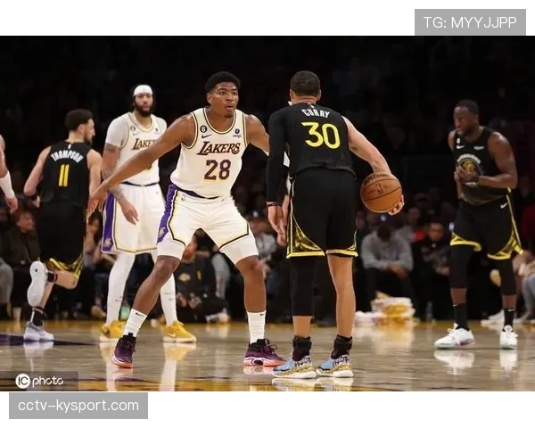 复盘勇士vs湖人关键战役:最后一分钟的攻防选择与裁判报告 复盘勇士vs湖人关键战役:最后一分钟的攻防选择与裁判报告