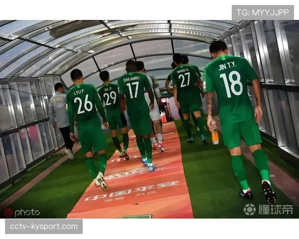 特写：终场哨响，提前四轮降级的阿雅克肖球员在主场洒泪谢场